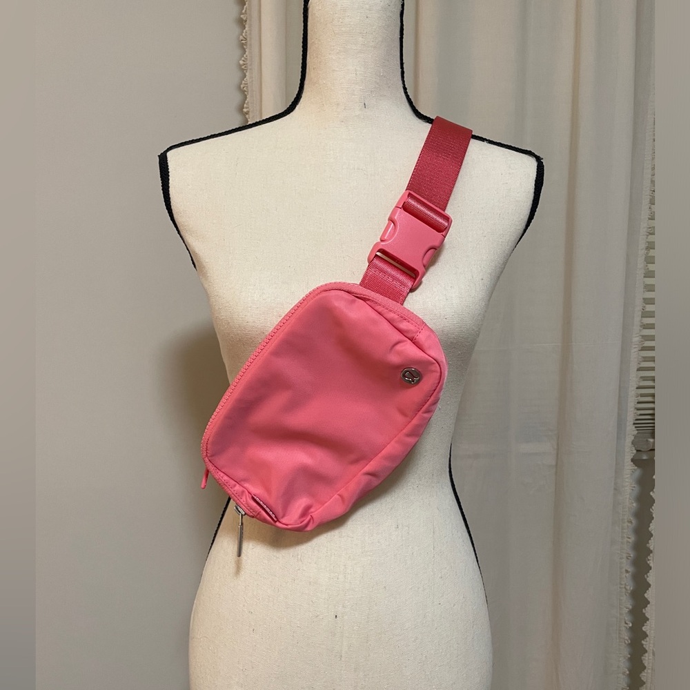 Lululemon 1L Belt Bag 💝 Hot Coral 💕 Guava Pink